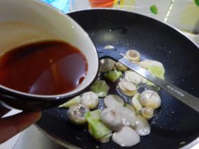 在加入番茄及清水搅拌的汁