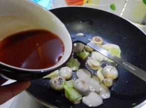 在加入番茄及清水搅拌的汁