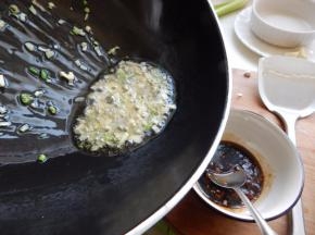 炸好的泼在调好的汁里