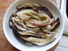 蒸好的茄子冷却手撕成一条条的