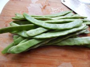 然后扁豆角清洗干净