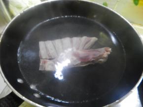 水开后加入猪骨