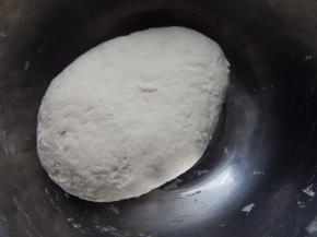 加入水柔成面团醒半小时