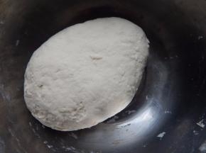 加入水柔成面团醒半小时