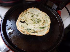 一面煎 好翻在煎