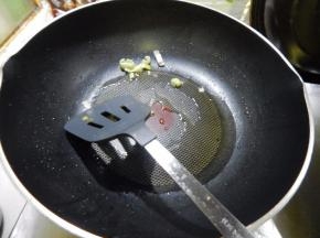 锅里加入油加入葱 炒香