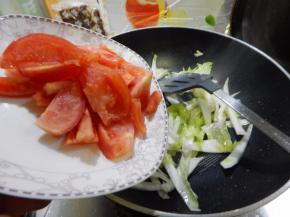 白菜炒匀加入西红柿