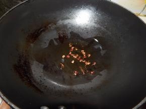 锅里加入油加入菜椒