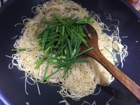 然后加入韭菜花炒