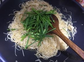 然后加入韭菜花炒