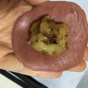 取20g面团揉圆压扁，包入玫瑰麻薯