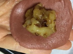 取20g面团揉圆压扁，包入玫瑰麻薯
