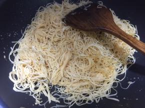 锅里加入适量的油后放入面线翻炒至金黄色