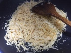 锅里加入适量的油后放入面线翻炒至金黄色