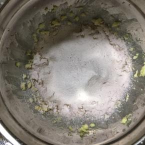 低筋面粉和红曲粉混合均匀，过筛加入到奶油黄油中