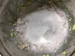低筋面粉和红曲粉混合均匀，过筛加入到奶油黄油中