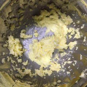 打发好的黄油奶油是这样蓬松状态的，没有水油分离现象