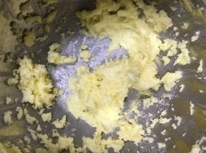 打发好的黄油奶油是这样蓬松状态的，没有水油分离现象