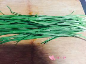 韭菜洗干净择净，控水后切成小段