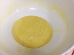 用手揉捏成团，面团不宜过硬，太干的面团容易烤开裂，如果太稀加点马铃薯淀粉，太干加点蛋液调节。