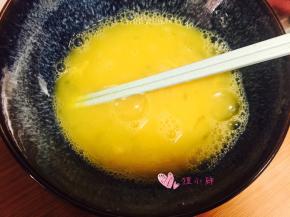 加三勺水，搅打均匀，勺子就是家里普通的汤勺就行