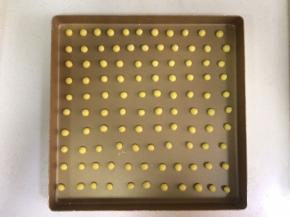 挨个挨个搓圆放烤盘里，个头比黄豆粒稍微大一点。