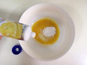 继续加入糖粉和炼乳。