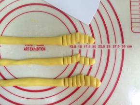 把面团分成几等份，搓成长条状，用刮切块，断成小小剂子，大概在一克左右。