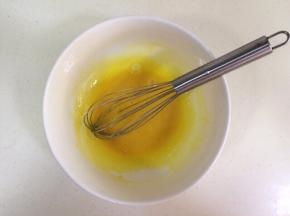 用手动打蛋器搅拌均匀。