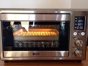 入预热好的烤箱中，上下火160度，烤12分钟，具体温度依自己烤箱情况调整，最后3分钟注意观察小馒头表面上色情况，烤至表面微黄即可出炉。