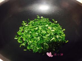 锅内入适量油，下入韭菜段，放入剩余两克盐