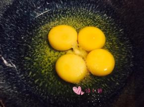 鸡蛋打入碗里加3克盐