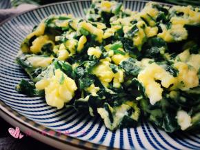 韭菜刚炒好的时候，家里都弥漫着韭菜的香味儿。。