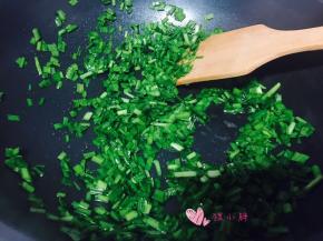 炒至韭菜段颜色变深变软
