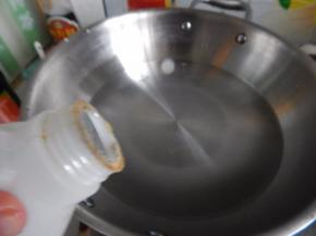 锅里加入清水加入料酒