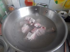加入排骨焯一下水