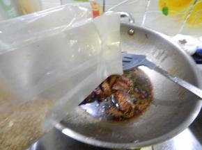 大火煮开，转中火炖炖至快收汁，加入芝麻