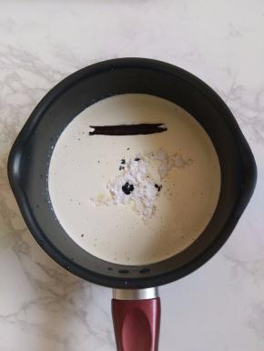 奶锅中加入牛奶，淡奶油，糖粉，香草籽和香草荚。小火加热至糖粉融化，搅拌均匀。