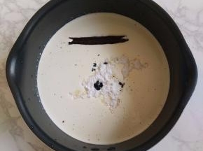 奶锅中加入牛奶，淡奶油，糖粉，香草籽和香草荚。小火加热至糖粉融化，搅拌均匀。