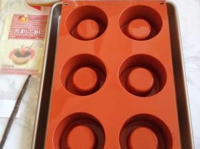 准备好所有的材料，将香草荚剖开取籽。