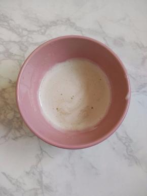 吉利丁粉中加入水充分膨胀后，再隔水加热搅拌至完全溶化，取出备用。