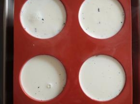 将做好的布丁液倒入模具，送入冰箱冷藏5小时至完全凝固。