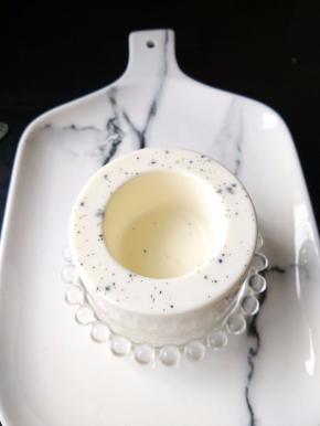 将冷藏好的布丁取出，轻轻抖抖再捏捏模具，就可以轻松脱模。