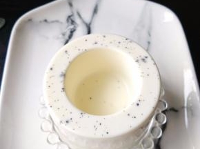 将冷藏好的布丁取出，轻轻抖抖再捏捏模具，就可以轻松脱模。