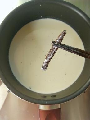 取出香草荚，倒入吉利丁液，搅拌至完全融合。