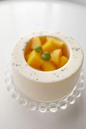 在布丁杯中加入水果味道更赞。