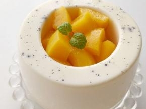 在布丁杯中加入水果味道更赞。