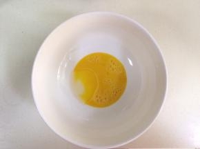 在盆内加入鸡蛋液和玉米油。