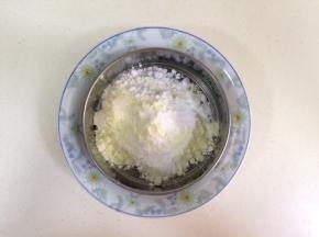 把低筋面粉、马铃薯淀粉、奶粉和泡打粉混合。