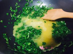 加入搅打好的鸡蛋液，不要立马翻动，等鸡蛋液慢慢凝固，再用锅铲轻推翻炒